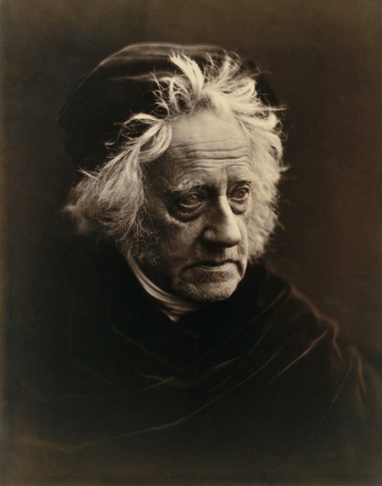 John Herschel, portrait par la célèbre photographe Julia Margaret Cameron (image : domaine public, Wikimedia Commons)
